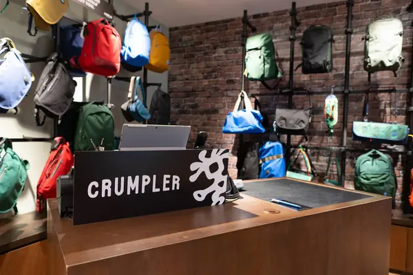 KUALA LUMPUR, MALAYSIA - 01 Aralık 2023: Suria KLCC alışveriş merkezindeki Crumpler mağazasında nakit masası. Crumpler, yüksek kaliteli çantaları ve aksesuarlarıyla bilinen küresel bir marka..