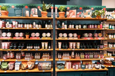 KUALA LUMPUR, MALAYSIA - 01 Aralık 2023: The Body Shop mağazasında sergilenen ürünler. Body Shop bir İngiliz kozmetik, cilt bakımı ve parfüm şirketi..