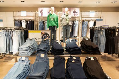 KUALA LUMPUR, MALAYSIA - 01 Aralık 2023: Suria KLCC alışveriş merkezindeki Marks ve Spencer mağazasının içi. Marks ve Spencer çok uluslu bir İngiliz perakendecisi..