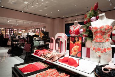 KUALA LUMPUR, MALAYSIA - 01 Aralık 2023: Victoria 's Secret mağazasında süslenmiş mankenlerin yanında duran Noel ağacı. 