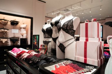 KUALA LUMPUR, MALAYSIA - 01 Aralık 2023: Victoria 's Secret mağazasında sergilenen ürünler. VS iç çamaşırı, kadın giysisi ve güzellik ürünleri koleksiyonuyla ünlüdür..