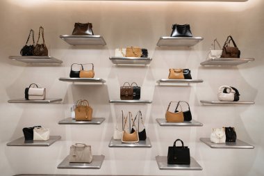 KUALA LUMPUR, MALAYSIA - 01 Aralık 2023: Suria KLCC 'deki Charles ve Keith mağazasında. Charles ve Keith şık ayakkabıları, çantaları ve aksesuarlarıyla bilinen Singapur markasıdır..