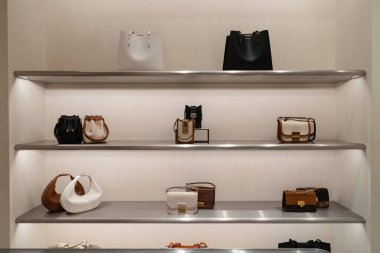 KUALA LUMPUR, MALAYSIA - 01 Aralık 2023: Suria KLCC 'deki Charles ve Keith mağazasında. Charles ve Keith şık ayakkabıları, çantaları ve aksesuarlarıyla bilinen Singapur markasıdır..