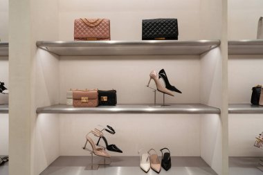 KUALA LUMPUR, MALAYSIA - 01 Aralık 2023: Suria KLCC 'deki Charles ve Keith mağazasında. Charles ve Keith şık ayakkabıları, çantaları ve aksesuarlarıyla bilinen Singapur markasıdır..