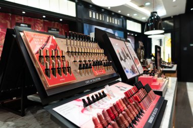 KUALA LUMPUR, MALAYSIA - 01 Aralık 2023: Bobbi Brown makyaj ürünleri Suria KLCC alışveriş merkezinde sergilenmektedir. Bobbi Brown tanınmış bir Amerikan makyaj markası..