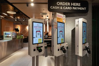 KUALA LUMPUR, MALAYSIA - 01 Aralık 2023: McDonald 's restoranında self-servis büfeleri. McDonald 's, hamburgerleri, kızartmaları ve diğer fast-food yemekleri ile bilinen küresel bir fast-food zinciri..