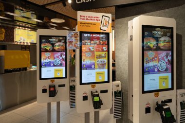 KUALA LUMPUR, MALAYSIA - 01 Aralık 2023: McDonald 's restoranında self-servis büfeleri. McDonald 's, hamburgerleri, kızartmaları ve diğer fast-food yemekleri ile bilinen küresel bir fast-food zinciri..