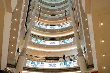 KUALA LUMPUR, MALAYSIA - 01 Aralık 2023: Kuala Lumpur 'daki Petronas İkiz Kuleleri' nin temelindeki büyük, lüks bir alışveriş merkezi olan Suria KLCC 'nin iç çekimi.