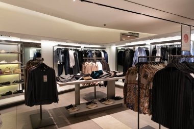 KUALA LUMPUR, MALAYSIA - 01 Aralık 2023: Zara mağazasının içi. Zara, İspanyol hızlı moda perakendecisi. Kıyafetleri ve aksesuarlarıyla tanınır.