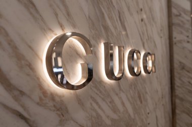 KUALA LUMPUR, MALAYSIA - 01 Aralık 2023: Gucci işaretinin yakın çekimi. Gucci pahalı giysileri, aksesuarları ve deri eşyalarıyla tanınan bir İtalyan lüks moda evi..