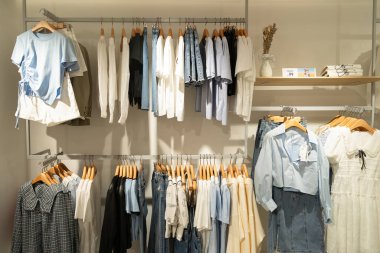 KUALA LUMPUR, MALAYSIA - Aralık 01, 2023: Suria KLCC alışveriş merkezindeki HLA Concept Store 'da giysi sergilenmektedir.