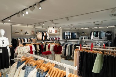 KUALA LUMPUR, MALAYSIA - Aralık 01, 2023: Suria KLCC alışveriş merkezindeki HLA Concept Store 'da giysi sergilenmektedir.