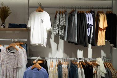 KUALA LUMPUR, MALAYSIA - Aralık 01, 2023: Suria KLCC alışveriş merkezindeki HLA Concept Store 'da giysi sergilenmektedir.