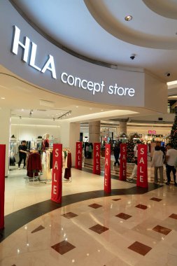 KUALA LUMPUR, MALAYSIA - 01 Aralık 2023: Suria KLCC alışveriş merkezindeki HLA Concept Store 'un vitrini