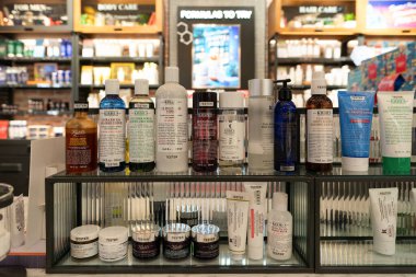 KUALA LUMPUR, MALAYSIA - 01 Aralık 2023: Kiehl 'in dükkanında çeşitli testçiler sergilenmektedir. Kiehl, cilt bakımı, saç ve vücut bakımı ürünleriyle tanınan bir Amerikan kozmetik markasıdır..