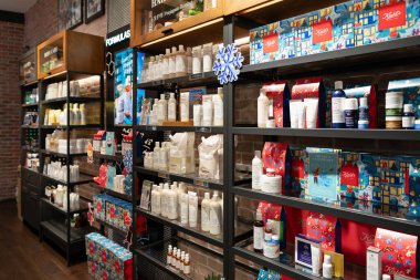 KUALA LUMPUR, MALAYSIA - 01 Aralık 2023: Kiehl 'in dükkanında çeşitli ürünler sergilenmektedir. Kiehl, cilt bakımı, saç ve vücut bakımı ürünleriyle tanınan bir Amerikan kozmetik markasıdır..