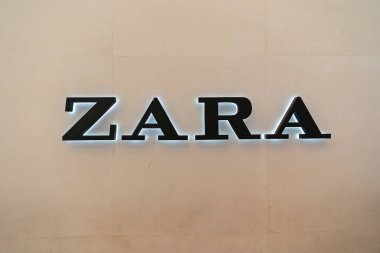 KUALA LUMPUR, MALAYSIA - 01 Aralık 2023: Suria KLCC alışveriş merkezinde görülen Zara marka işaretinin yakın çekimi. Zara, İspanyol hızlı moda perakendecisi. Kıyafetleri ve aksesuarlarıyla tanınır..