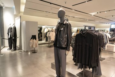 KUALA LUMPUR, MALAYSIA - 01 Aralık 2023: Zara mağazasında görülen giysili manken. Zara, İspanyol hızlı moda perakendecisi. Kıyafetleri ve aksesuarlarıyla tanınır.