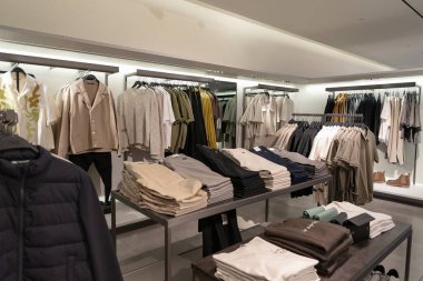 KUALA LUMPUR, MALAYSIA - 01 Aralık 2023: Zara mağazasının içi. Zara, İspanyol hızlı moda perakendecisi. Kıyafetleri ve aksesuarlarıyla tanınır.