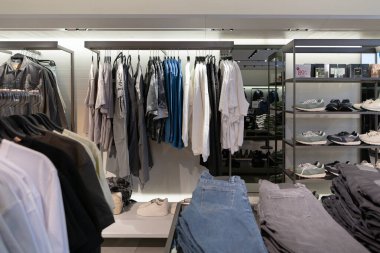 KUALA LUMPUR, MALAYSIA - 01 Aralık 2023: Zara mağazasının içi. Zara, İspanyol hızlı moda perakendecisi. Kıyafetleri ve aksesuarlarıyla tanınır.