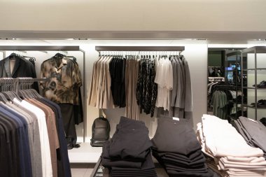 KUALA LUMPUR, MALAYSIA - 01 Aralık 2023: Zara mağazasının içi. Zara, İspanyol hızlı moda perakendecisi. Kıyafetleri ve aksesuarlarıyla tanınır.