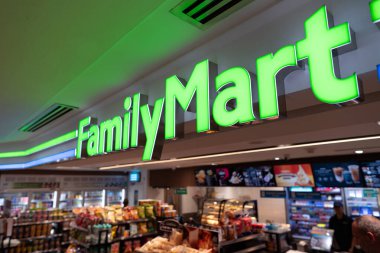 KUALA LUMPUR, MALAYSIA - 01 Aralık 2023: Suria KLCC 'deki FamilyMart. FamilyMart bir Japon market zinciri..