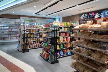 KUALA LUMPUR, MALAYSIA - 01 Aralık 2023: Suria KLCC 'deki FamilyMart' ta sergilenen eşyalar. FamilyMart bir Japon market zinciri..