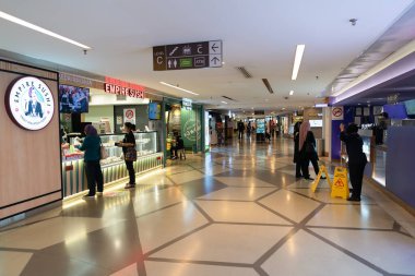 KUALA LUMPUR, MALAYSIA - ARALIK 01, 2023: K Bulvarı alışveriş merkezindeki C katının iç çekimi, çeşitli restoranların yer aldığı.