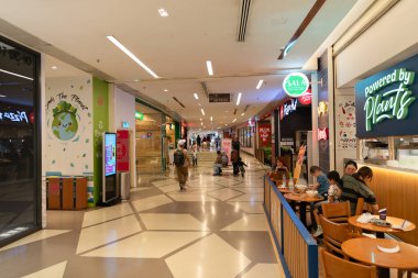 KUALA LUMPUR, MALAYSIA - ARALIK 01, 2023: K Bulvarı 'ndaki UC seviyesinin iç çekimi, çeşitli restoranların yer aldığı.