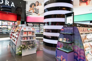 KUALA LUMPUR, MALAYSIA - 01 Aralık 2023: K Bulvarı 'ndaki Sephora mağazası. Sephora, kişisel bakım ve güzellik ürünlerinin küresel perakendecisidir.