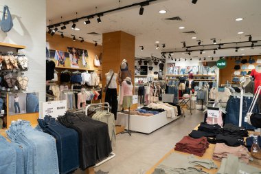 KUALA LUMPUR, MALAYSIA - 01 Aralık 2023: elbise K Bulvarı alışveriş merkezindeki Cotton On mağazasında sergileniyor. Cotton On bir Avustralya perakende zinciri..