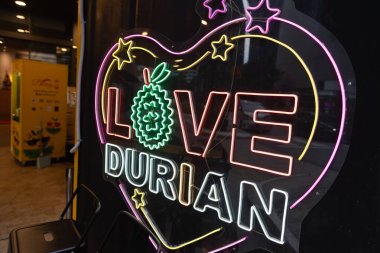 KUALA LUMPUR, MALAYSIA - ARALIK 01, 2023: Kuala Lumpur 'daki Durian Hub' da ışıklı neon işaretinin yakın çekimi. Bu noktada çok çeşitli taze Durian 'lar var.. 