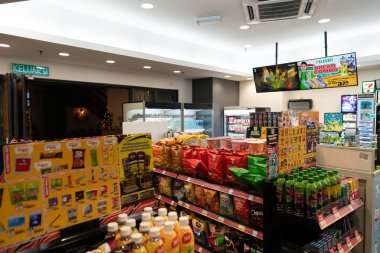 KUALA LUMPUR, MALAYSIA - 01 Aralık 2023: Kuala Lumpur 'daki 7-Eleven mağazasında sergilenen eşyalar. 7-Eleven, yiyecek, içecek ve temel ihtiyaçlar sunan küresel bir market zinciri..