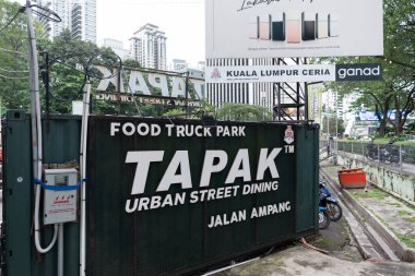 KUALA LUMPUR, MALAYSIA - 01 Aralık 2023: Tapak Gıda Kamyonu Parkı tabelasına yakın çekim.