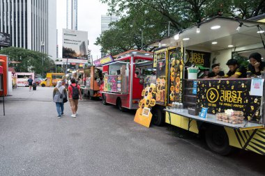 KUALA LUMPUR, MALAYSIA - ARALIK 01, 2023: Kuala Lumpur 'da çeşitli yiyecek tedarikçilerinin sunduğu hareketli bir yer olan Tapak Food Truck Park' ın sokak manzarası.