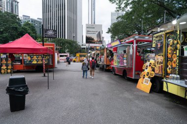 KUALA LUMPUR, MALAYSIA - ARALIK 01, 2023: Kuala Lumpur 'da çeşitli yiyecek tedarikçilerinin sunduğu hareketli bir yer olan Tapak Food Truck Park' ın sokak manzarası.