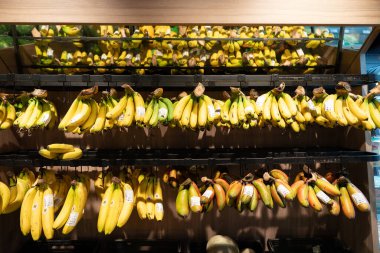 KUALA LUMPUR, MALAYSIA - 01 Aralık 2023: Bandar Sri Damansara 'daki Star Grocer süpermarketinin taze meyve ve sebze bölümünde muzlar sergileniyor.