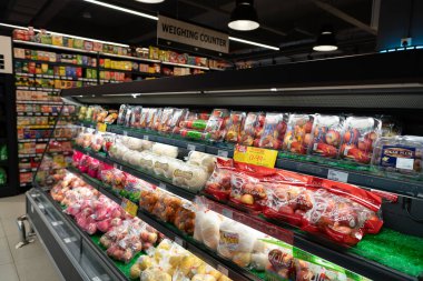 KUALA LUMPUR, MALAYSIA - 01 Aralık 2023: Bandar Sri Damansara 'da tanınmış bir süpermarket olan Star Grocer' da taze meyve ve sebze bölümü.