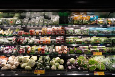 KUALA LUMPUR, MALAYSIA - 01 Aralık 2023: Bandar Sri Damansara 'da tanınmış bir süpermarket olan Star Grocer' da taze meyve ve sebze bölümü.
