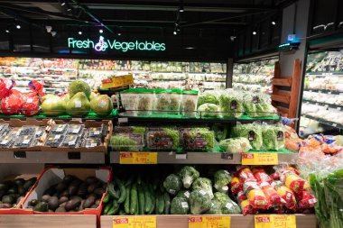KUALA LUMPUR, MALAYSIA - 01 Aralık 2023: Bandar Sri Damansara 'da tanınmış bir süpermarket olan Star Grocer' da taze meyve ve sebze bölümü.