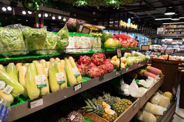KUALA LUMPUR, MALAYSIA - 01 Aralık 2023: Bandar Sri Damansara 'da tanınmış bir süpermarket olan Star Grocer' da taze meyve ve sebze bölümü.