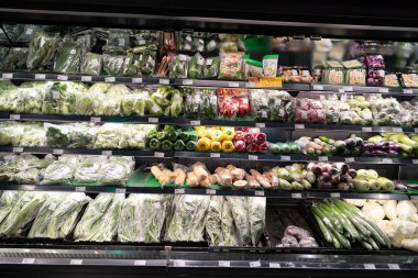 KUALA LUMPUR, MALAYSIA - 01 Aralık 2023: Bandar Sri Damansara 'da tanınmış bir süpermarket olan Star Grocer' da taze meyve ve sebze bölümü.