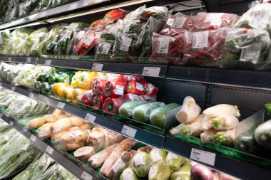 KUALA LUMPUR, MALAYSIA - 01 Aralık 2023: Bandar Sri Damansara 'da tanınmış bir süpermarket olan Star Grocer' da taze meyve ve sebze bölümü.