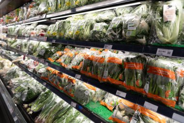 KUALA LUMPUR, MALAYSIA - 01 Aralık 2023: Bandar Sri Damansara 'da tanınmış bir süpermarket olan Star Grocer' da taze meyve ve sebze bölümü.