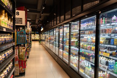 KUALA LUMPUR, MALAYSIA - 01 Aralık 2023: Bandar Sri Damansara 'da tanınmış bir süpermarket olan Star Grocer' ın yeni ürünler ve bakkaliyeler sunan iç çekimi.