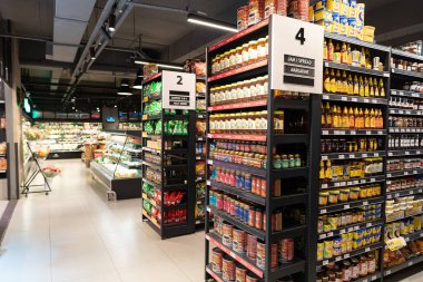 KUALA LUMPUR, MALAYSIA - 01 Aralık 2023: Bandar Sri Damansara 'da tanınmış bir süpermarket olan Star Grocer' ın yeni ürünler ve bakkaliyeler sunan iç çekimi.
