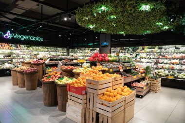 KUALA LUMPUR, MALAYSIA - 01 Aralık 2023: Bandar Sri Damansara 'da tanınmış bir süpermarket olan Star Grocer' da taze meyve ve sebze bölümü.