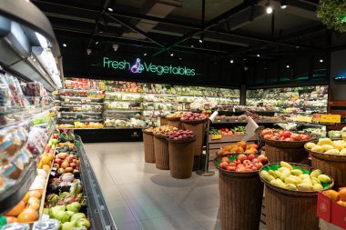 KUALA LUMPUR, MALAYSIA - 01 Aralık 2023: Bandar Sri Damansara 'da tanınmış bir süpermarket olan Star Grocer' da taze meyve ve sebze bölümü.