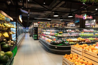 KUALA LUMPUR, MALAYSIA - 01 Aralık 2023: Bandar Sri Damansara 'da tanınmış bir süpermarket olan Star Grocer' da taze meyve ve sebze bölümü.