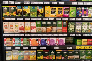 KUALA LUMPUR, MALAYSIA - 01 Aralık 2023: Bandar Sri Damansara 'da tanınmış bir süpermarket olan Star Grocer' da çeşitli çay sergileniyor.